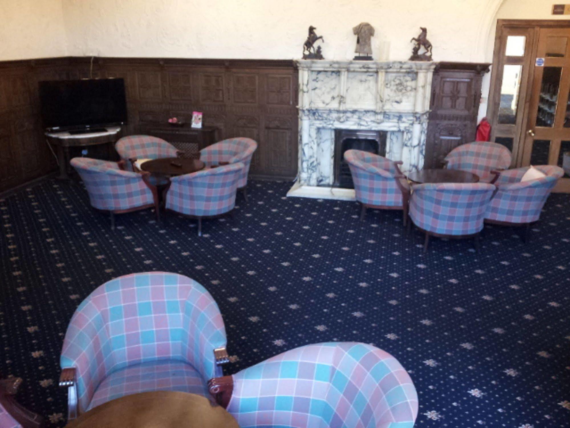 Adamton Hotel 3*